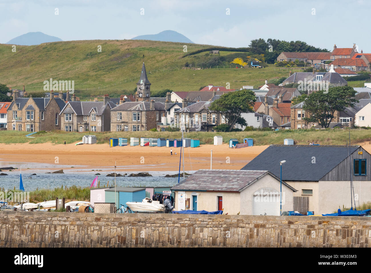 Elie Earlsferry spiaggia con Elie sport acquatici in primo piano e Earlsferry Municipio e le case dietro, Elie e Earlsferry, Fife, Scozia, Regno Unito Foto Stock