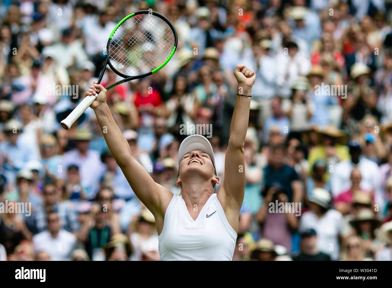 11 luglio 2019, Gran Bretagna, Londra :: Tennis Grand Slam, Wimbledon, donne single, semi-finale: Halep (Romania) - Svitolina (Ucraina). Simona Halep cheers dopo la sua ultima voce. Foto: Frank Molter/dpa Foto Stock