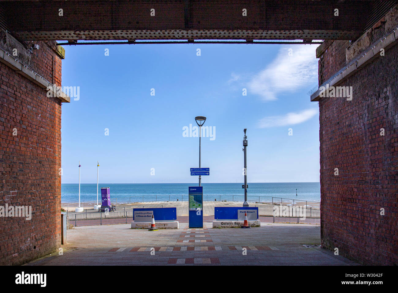 Vista, proveniente dal centro città, verso la ex posizione del molo di Victoria in Colwyn Bay Conwy Wales UK Foto Stock
