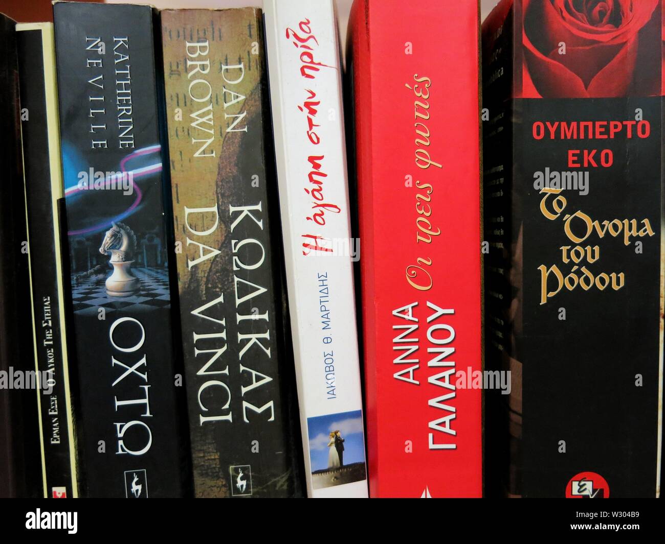 Varietà di libri su uno scaffale. Concetto di amore per il libro e la lettura. Foto Stock