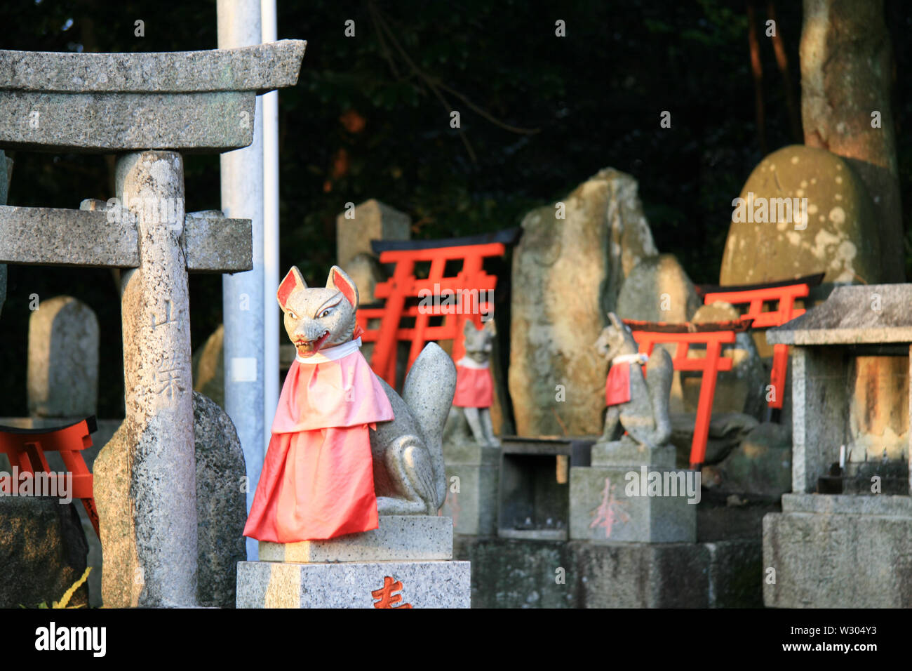 Templi giapponesi al momento della fioritura dei ciliegi - Hanami Foto Stock