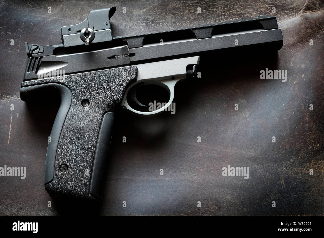 Pistole o pistole sul cuoio texture di sfondo armi per la difesa di auto Foto Stock