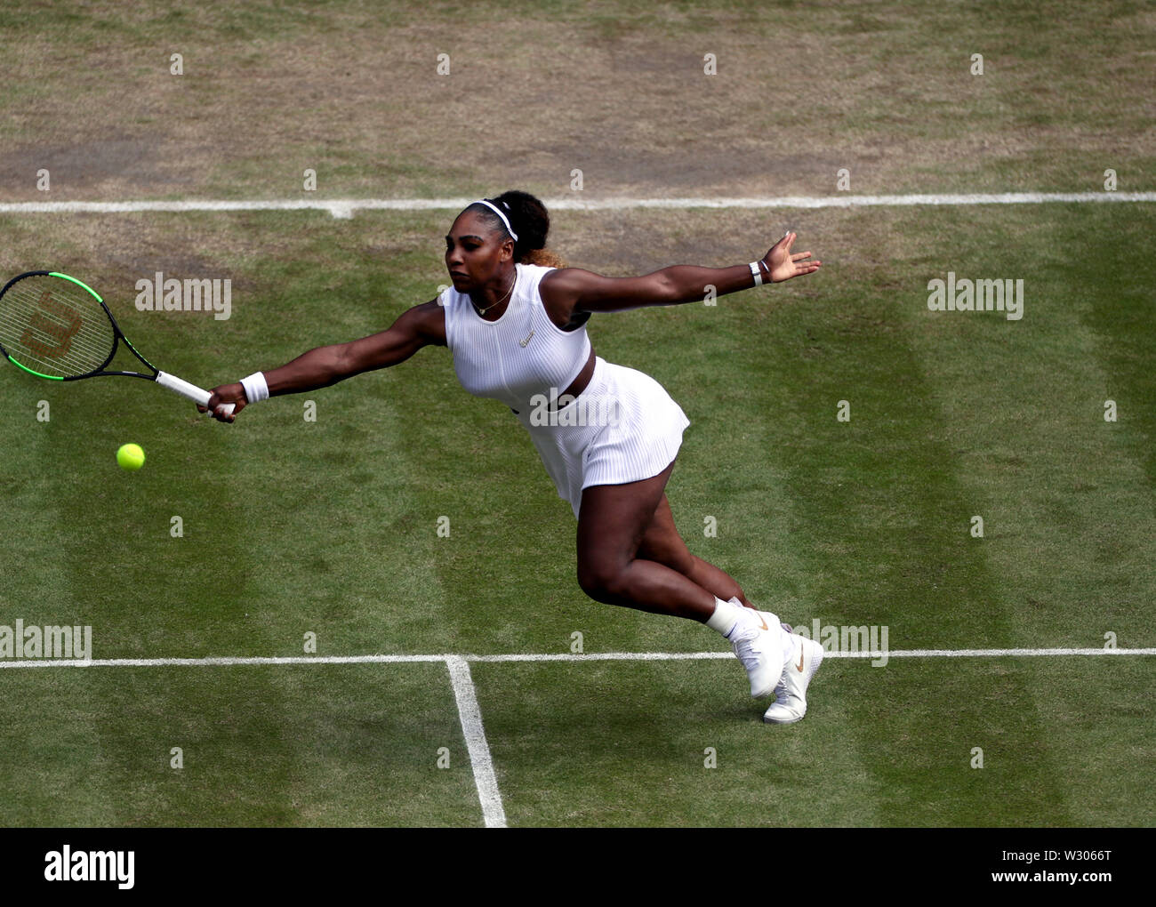 Il torneo di Wimbledon, Regno Unito. 11 Luglio, 2019. Serena Williams durante la sua vittoria su Barbora STRYCOVA nel femminile semifinali a Wimbledon oggi. Credito: Adam Stoltman/Alamy Live News Foto Stock