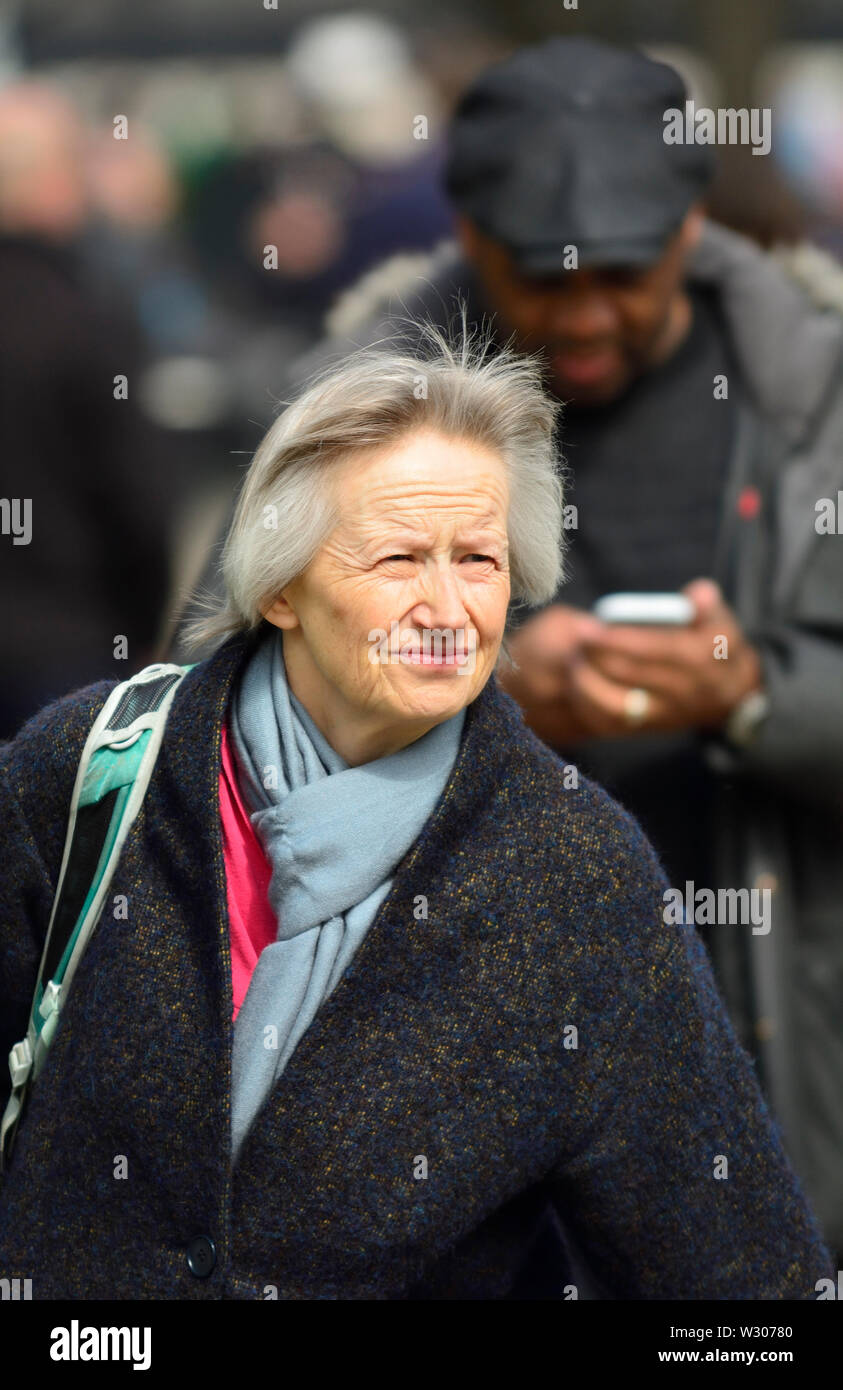 Jill Rutter - Direttore di programma, l'Istituto di Governo / ex alto funzionario - su College Green, Westminster, London Aprile 2019 Foto Stock