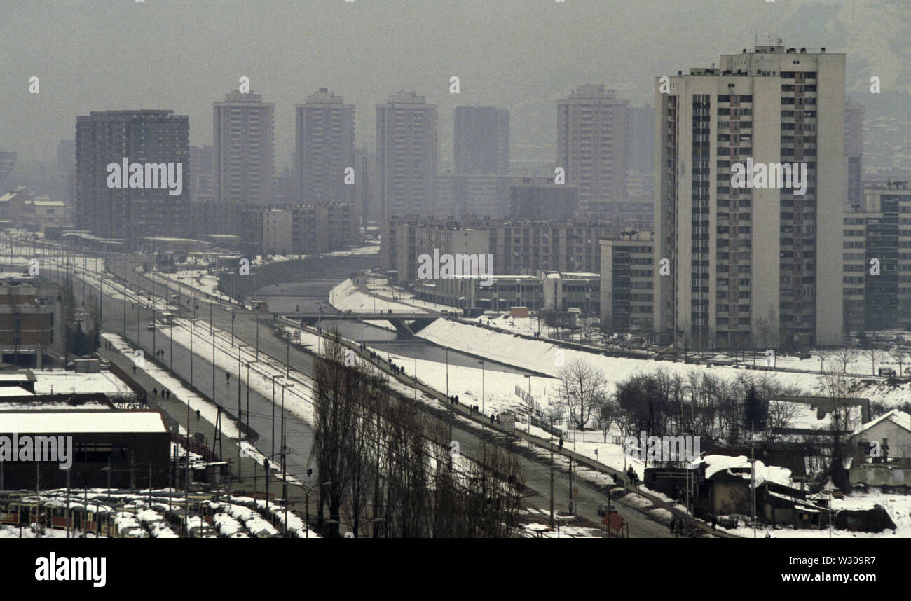 1 aprile 1993 durante l'assedio di Sarajevo: la vista verso est lungo la Brigata Proleterske (rinominato Bulevar Mese Selimovica dopo la guerra) al edifici ad alta del Hrasno station wagon. Il fiume Miljacka può essere visto sulla destra. Foto Stock