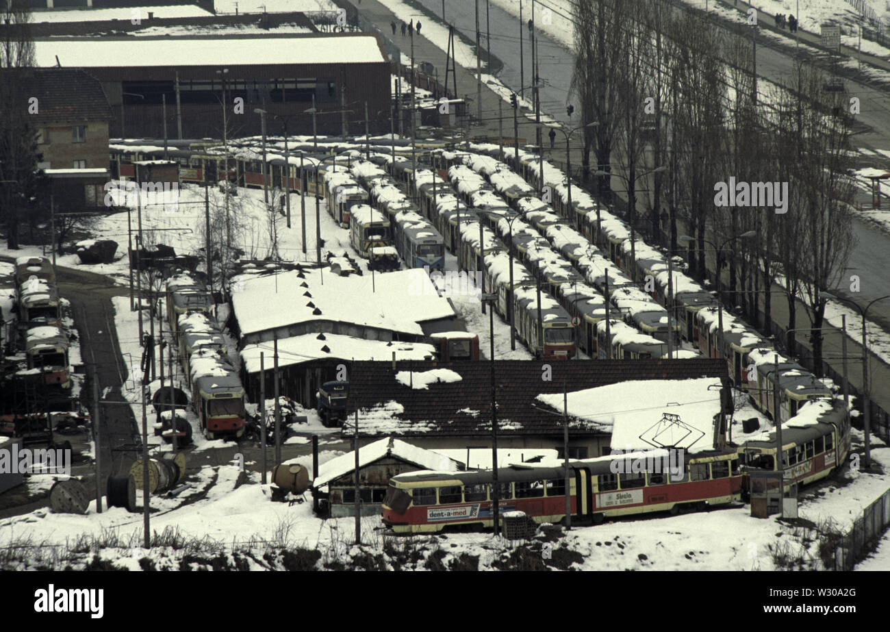 1 aprile 1993 durante l'assedio di Sarajevo: moth-tram a palla parcheggiati in un deposito sulla brigata Proleterske (rinominato Bulevar Mese Selimovica dopo la guerra) in Nova Otoka area della città. Foto Stock