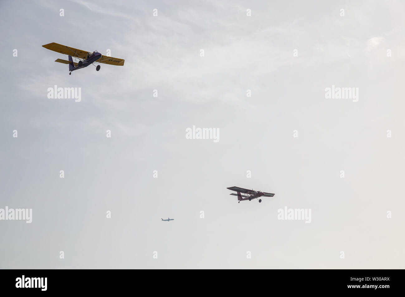 Tel Aviv, Israele - 13 Aprile 2019: velivoli ultraleggeri volando sopra la città nel corso di una serata di sole. Foto Stock