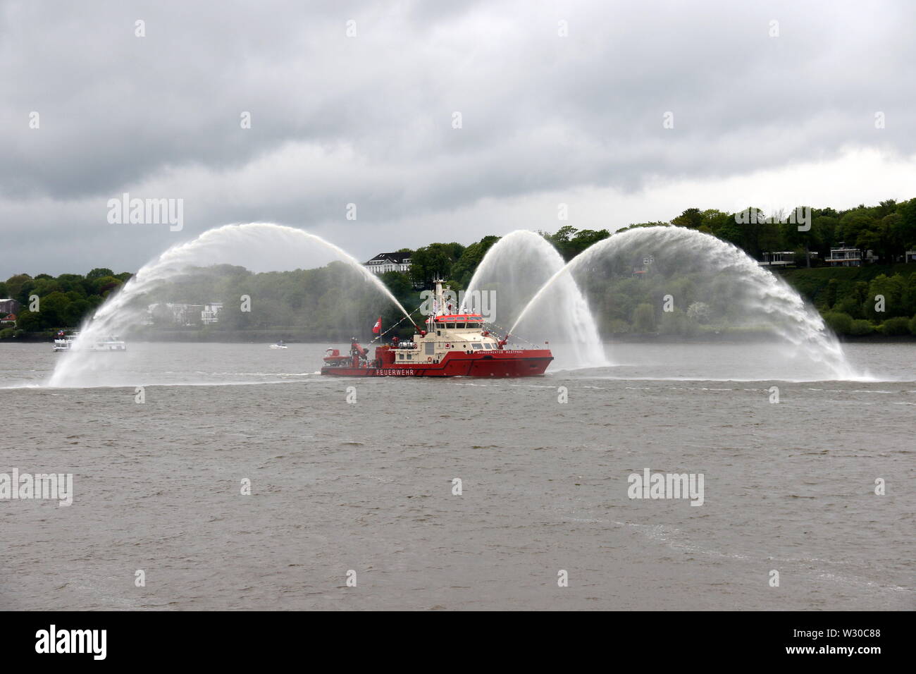 Il servizio antincendio nave Branddirektor Westphal il 10 maggio 2019 all'inaugurazione sfilata per il porto di Amburgo compleanno. Foto Stock