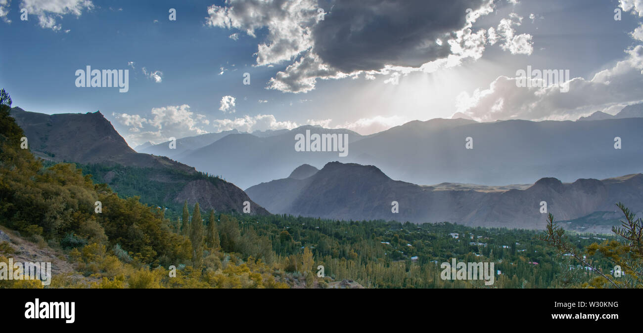 Sun oltre il paesaggio Foto Stock