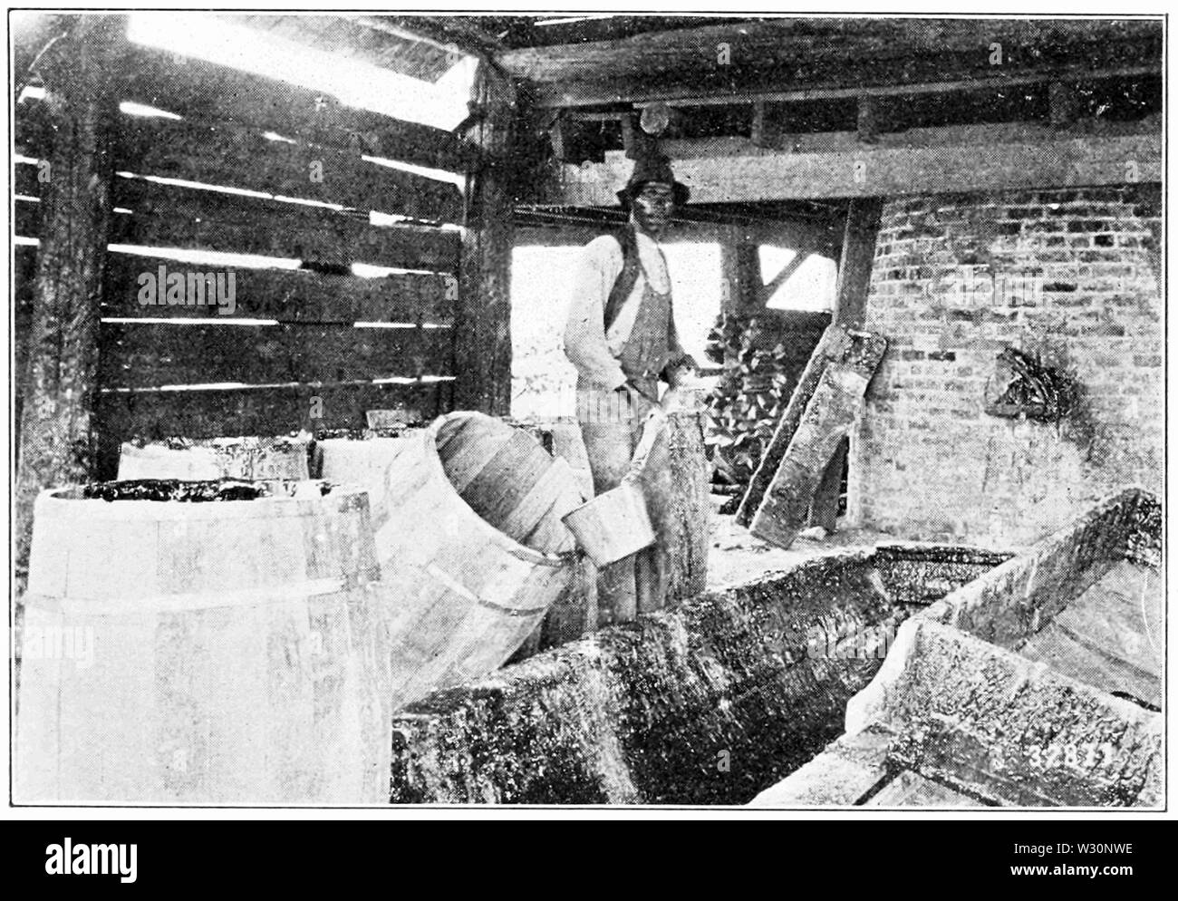 PSM V73 D185 Mano di colofonia di immersione da IVA in barili in ocilla Georgia Foto Stock