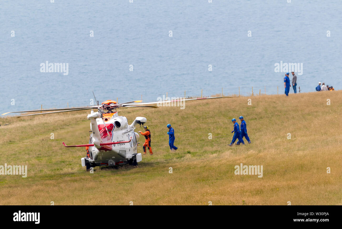 Beachy Head,EAST SUSSEX REGNO UNITO, 10 lug 2019,Guardia Costiera, polizia e RNLI frequentare un incidente in corrispondenza di questi costa sud scogliere a seguito di segnalazioni di un individuo avente caduti. Un corpo è stato successivamente recuperato e superato il Sussex Coroner: credito. Alan Fraser Foto Stock