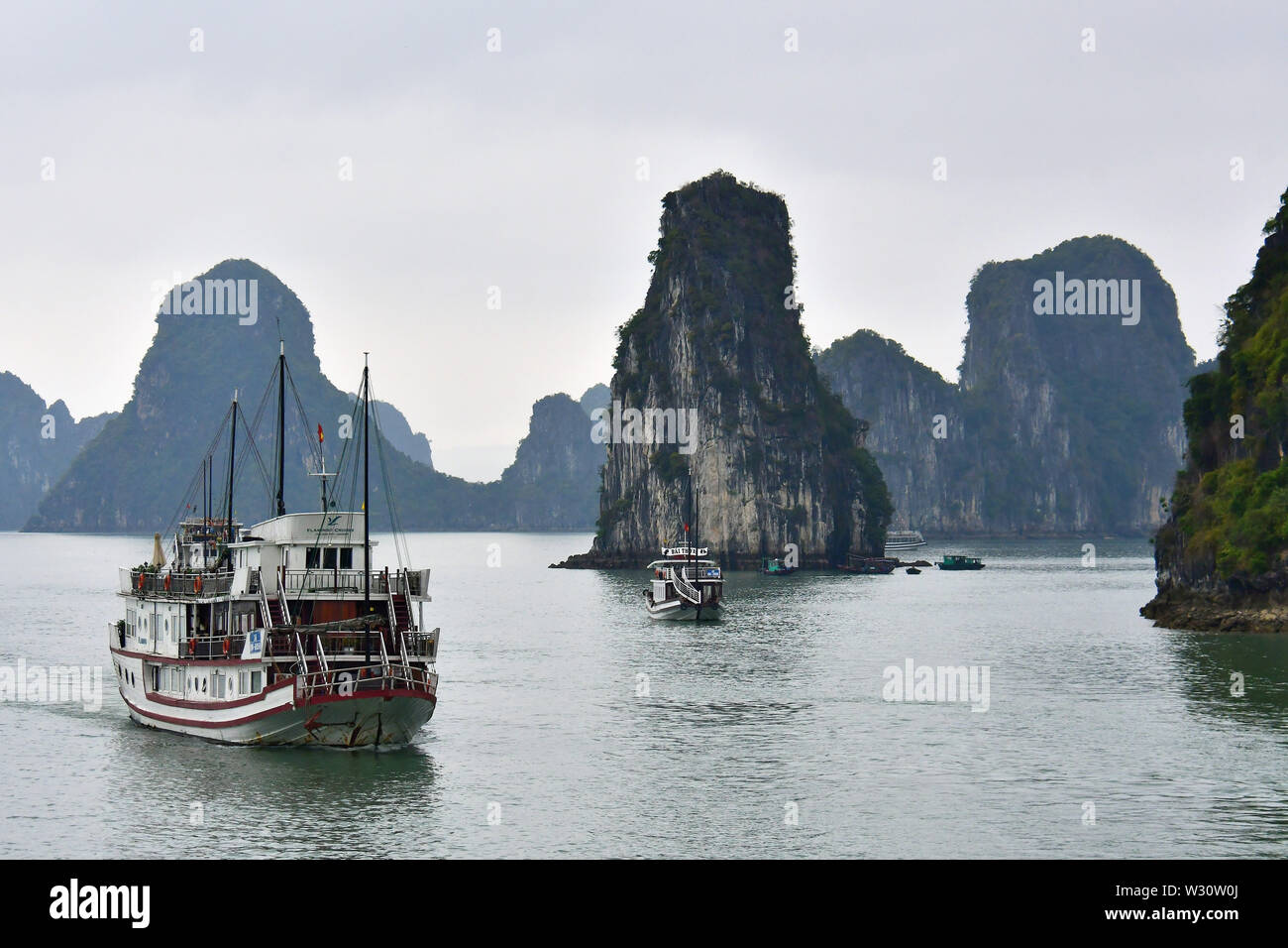 Hạ Long Bay, Vịnh Hạ Long, Quảng Ninh Provincia, Vietnam, Asia, Patrimonio Mondiale dell UNESCO Foto Stock