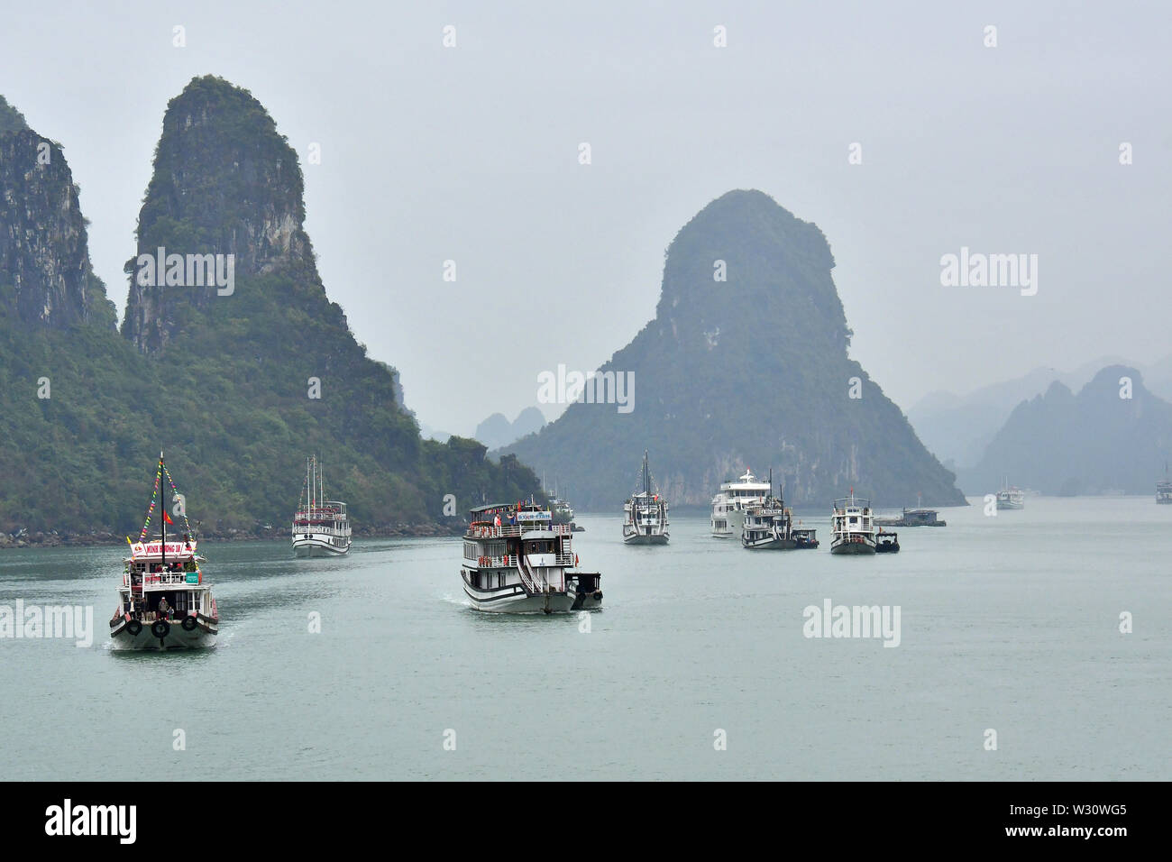 Hạ Long Bay, Vịnh Hạ Long, Quảng Ninh Provincia, Vietnam, Asia, Patrimonio Mondiale dell UNESCO Foto Stock