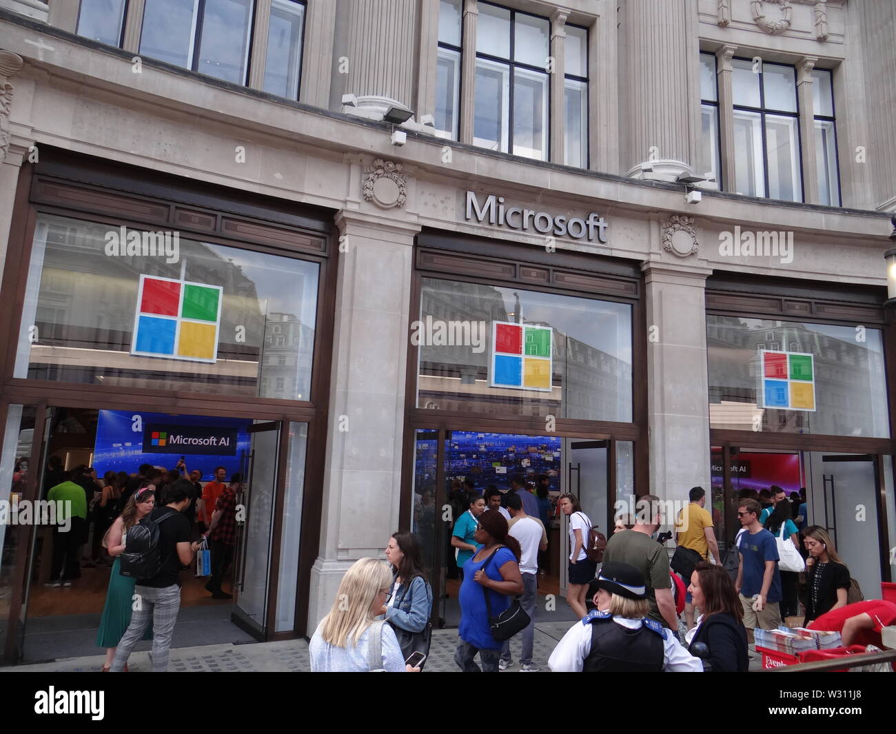 Primo europeo Microsoft store apre su Oxford circus a Londra, Regno Unito Foto Stock
