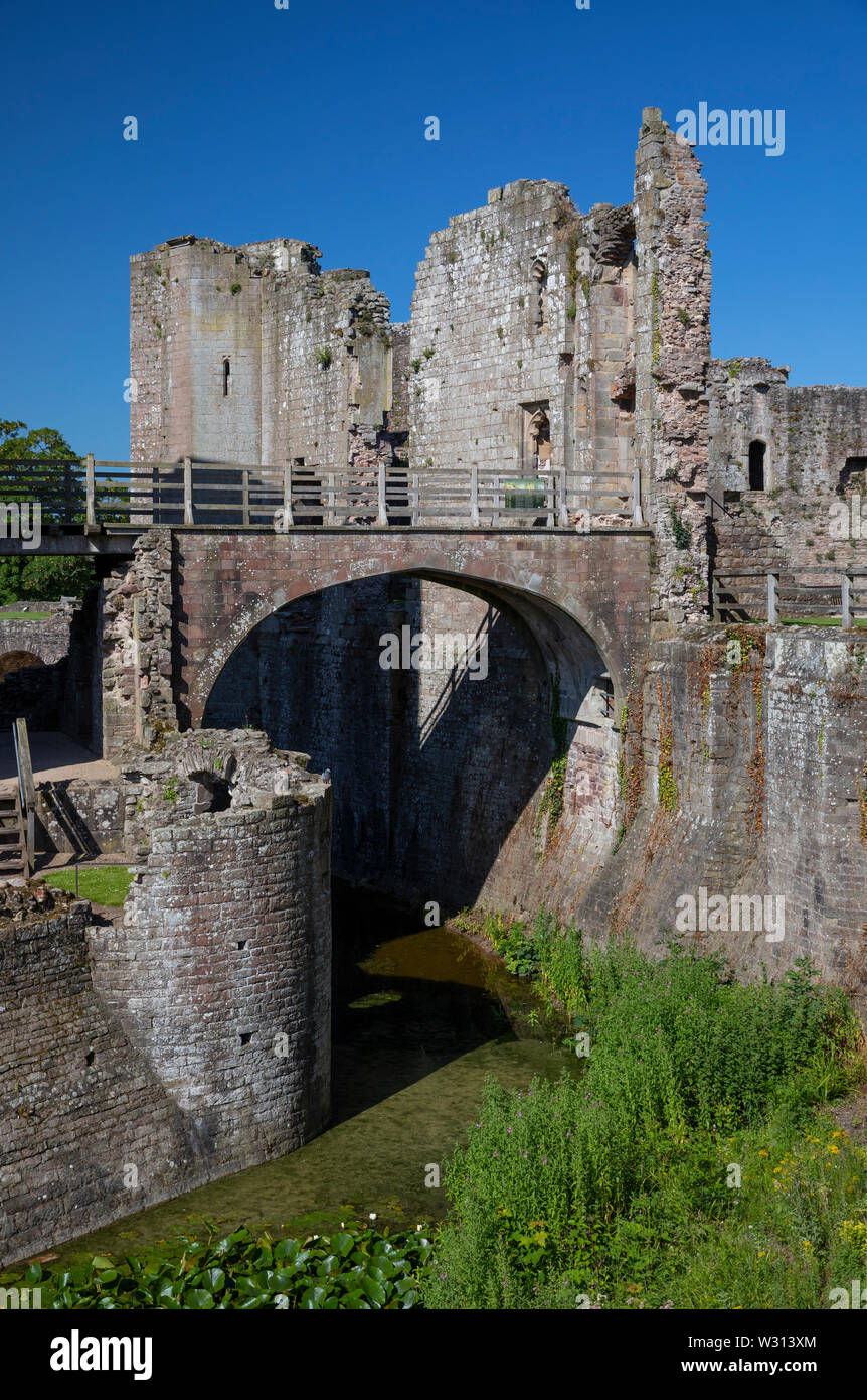Ponte sopra il fossato che porta dal castello principale per la grande torre a Raglan Castle, Monmouthshire, Wales, Regno Unito Foto Stock