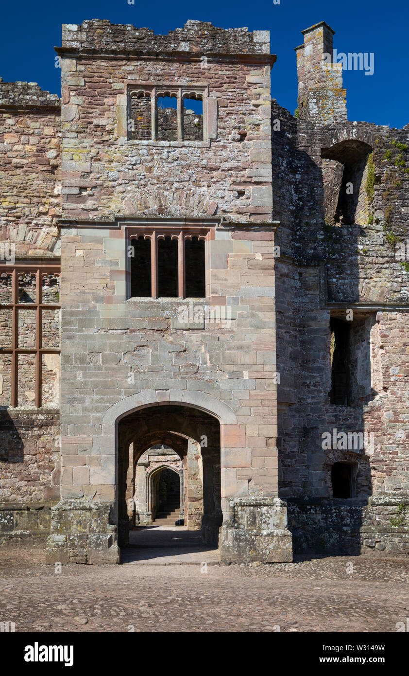 Vista del porticato che conduce alla sala dal piantò Stone Court a Raglan Castle, Monmouthshire, Wales, Regno Unito Foto Stock