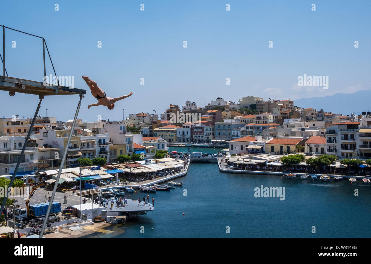 Cliff diving in Agios Nikolaos, Creta Foto Stock