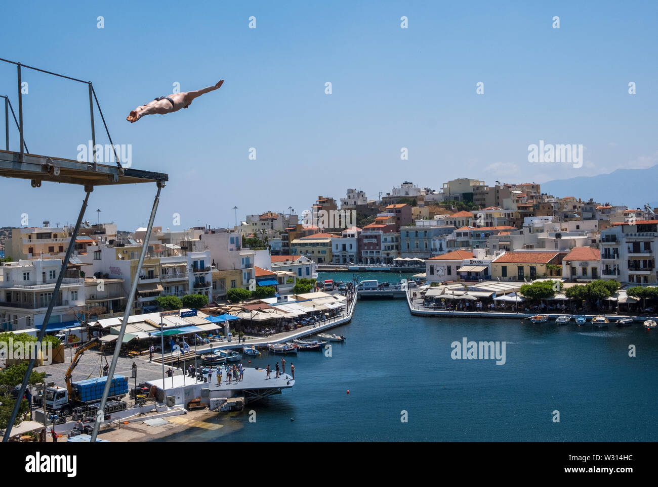Cliff diving in Agios Nikolaos, Creta Foto Stock