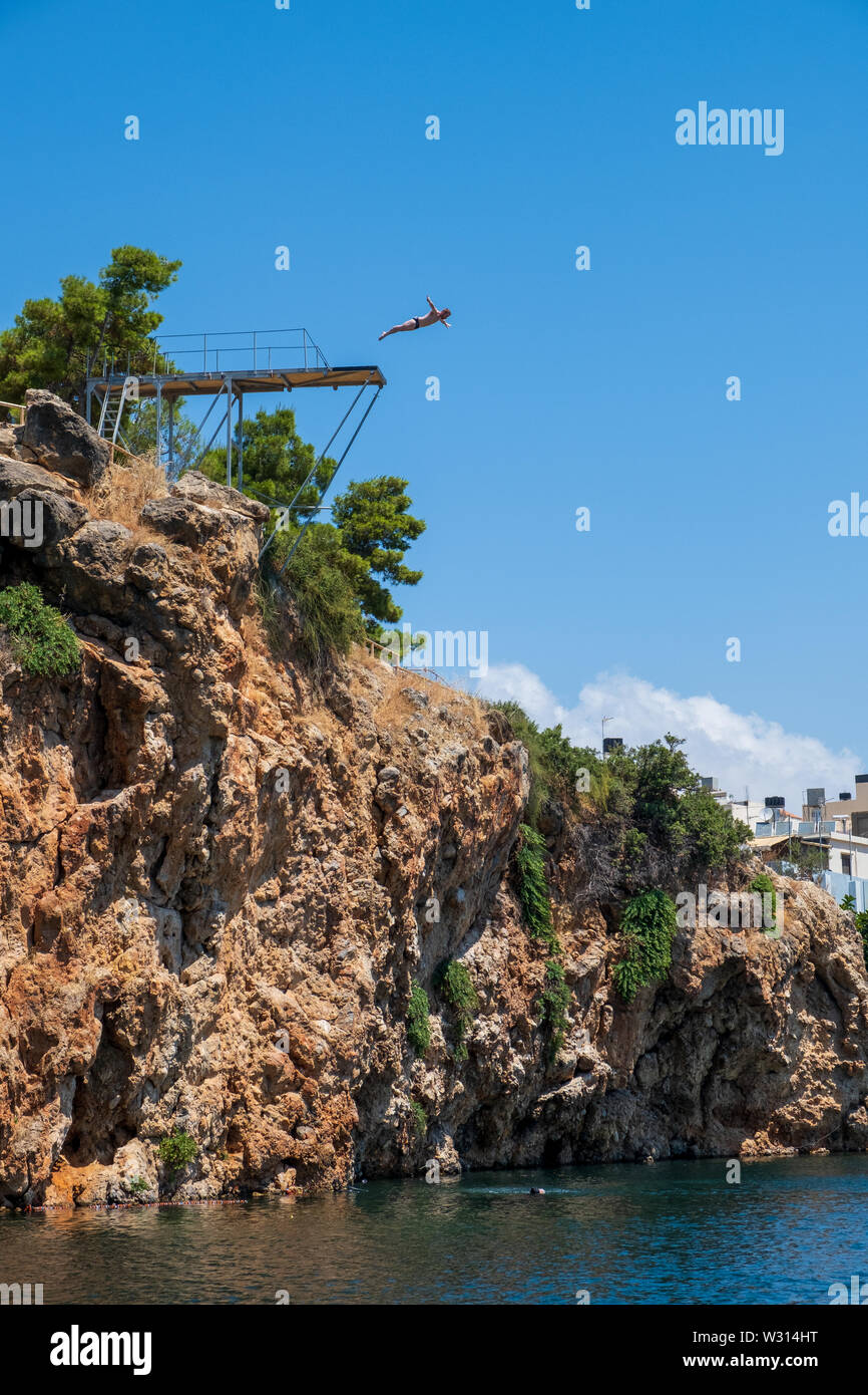 Cliff diving in Agios Nikolaos, Creta Foto Stock