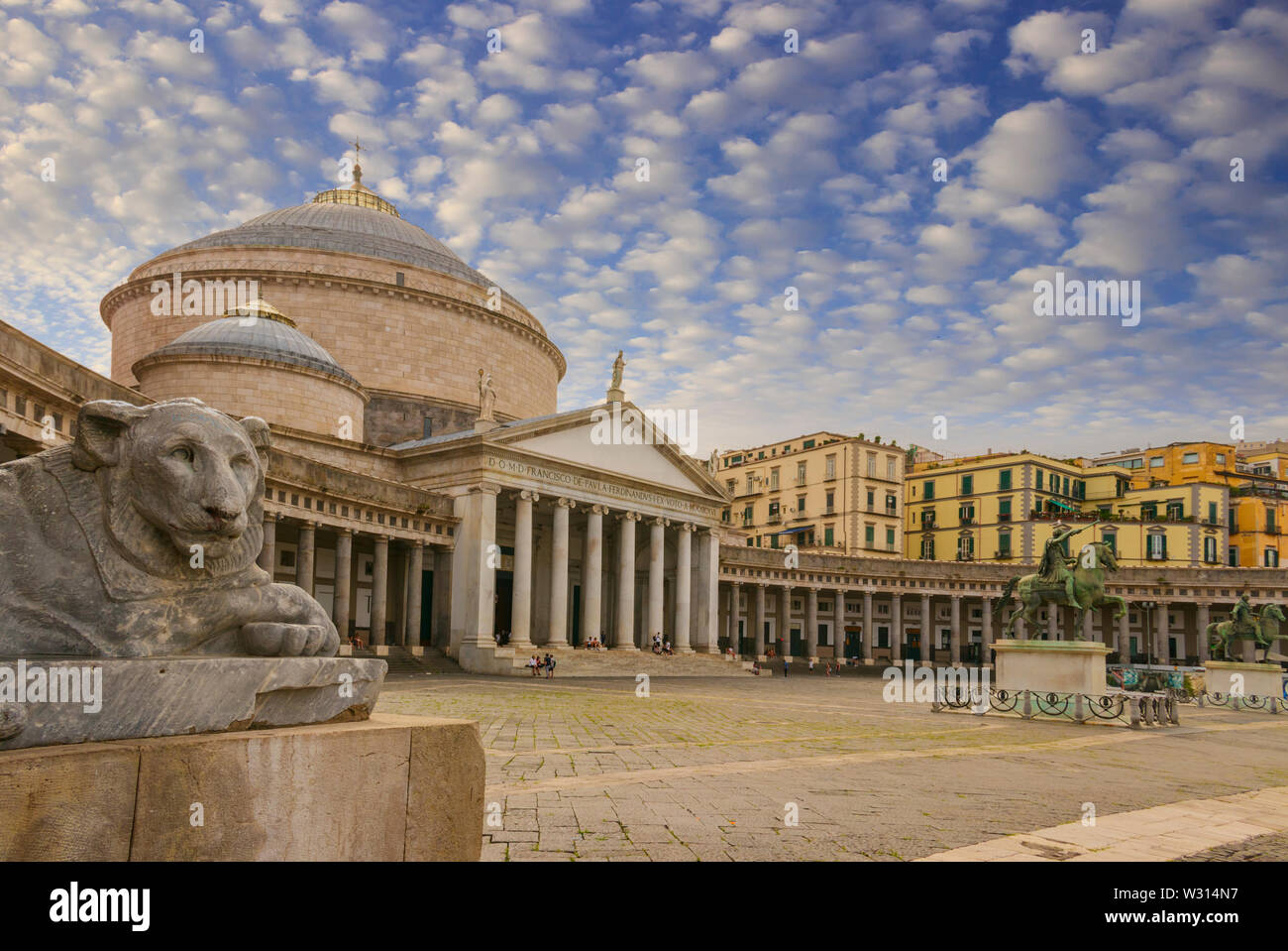 Napoli, Italia, vista esterna della Basilica Reale Pontificia di San Francesco da Paola chiesa sulla piazza del Plebiscito, piazza principale della città. Foto Stock