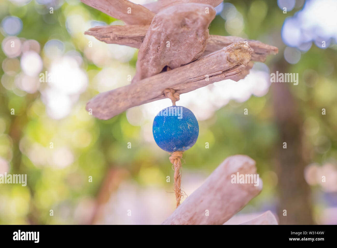 Pesci di legno simbolo. Pesci di legno appesa sulla fune. Sfera blu appeso sulla fune. Ecologico di giocattoli di legno. Giocattoli del vento. Eco giocattoli. Foto Stock