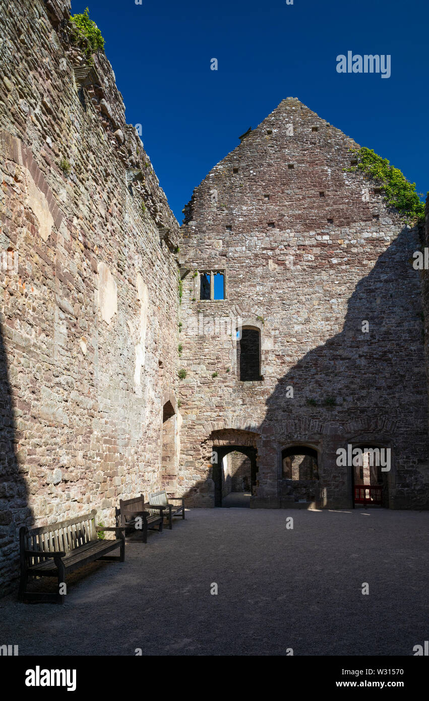 La Hall a Raglan Castle, Monmouthshire, Wales, Regno Unito Foto Stock