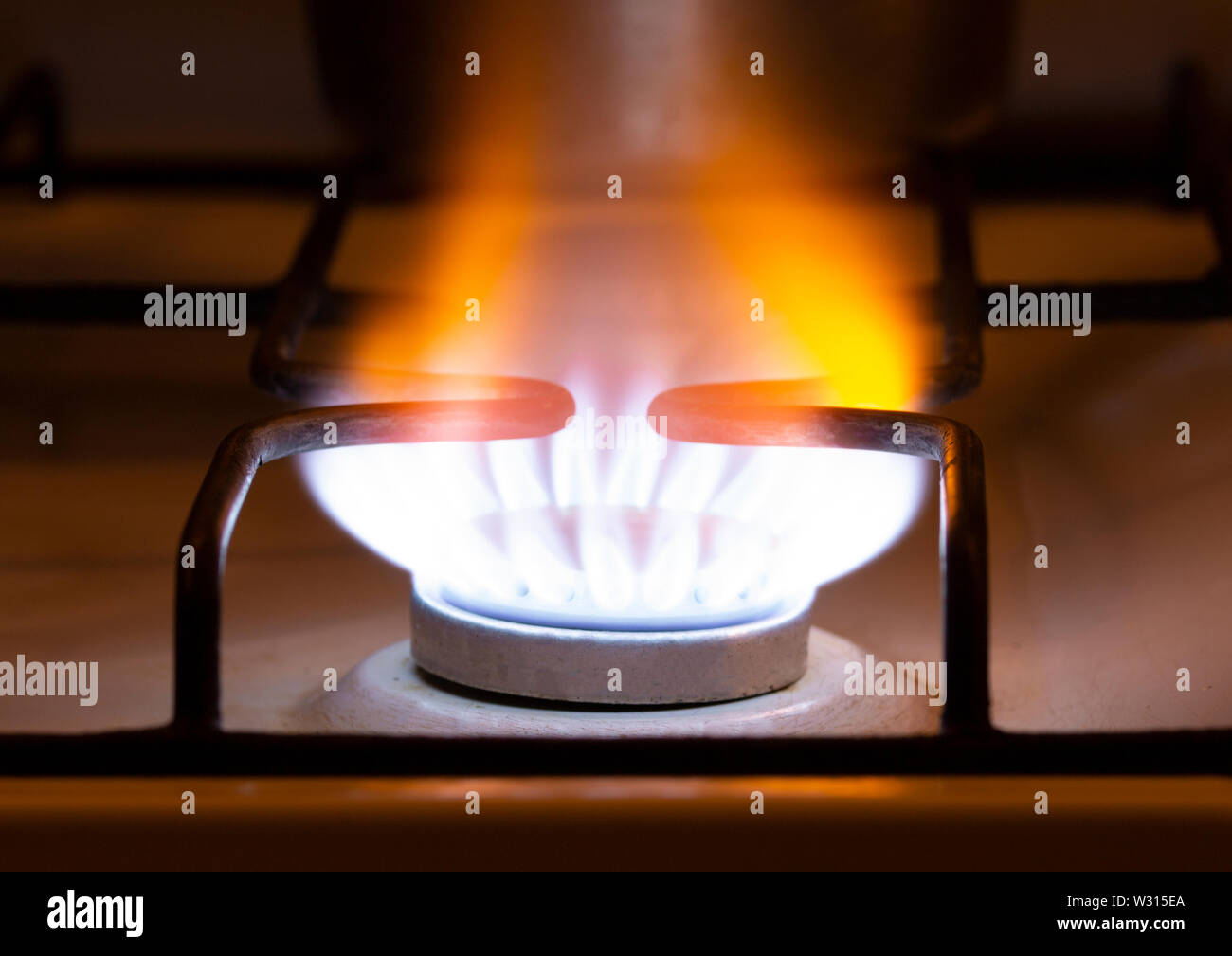 Giallo arancione fiamma a gas. Masterizzazione di gas di colore giallo sul fornello. fiamme di gas di combustione da una cucina stufa a gas delle risorse naturali e il concetto di risparmio energetico. Foto Stock
