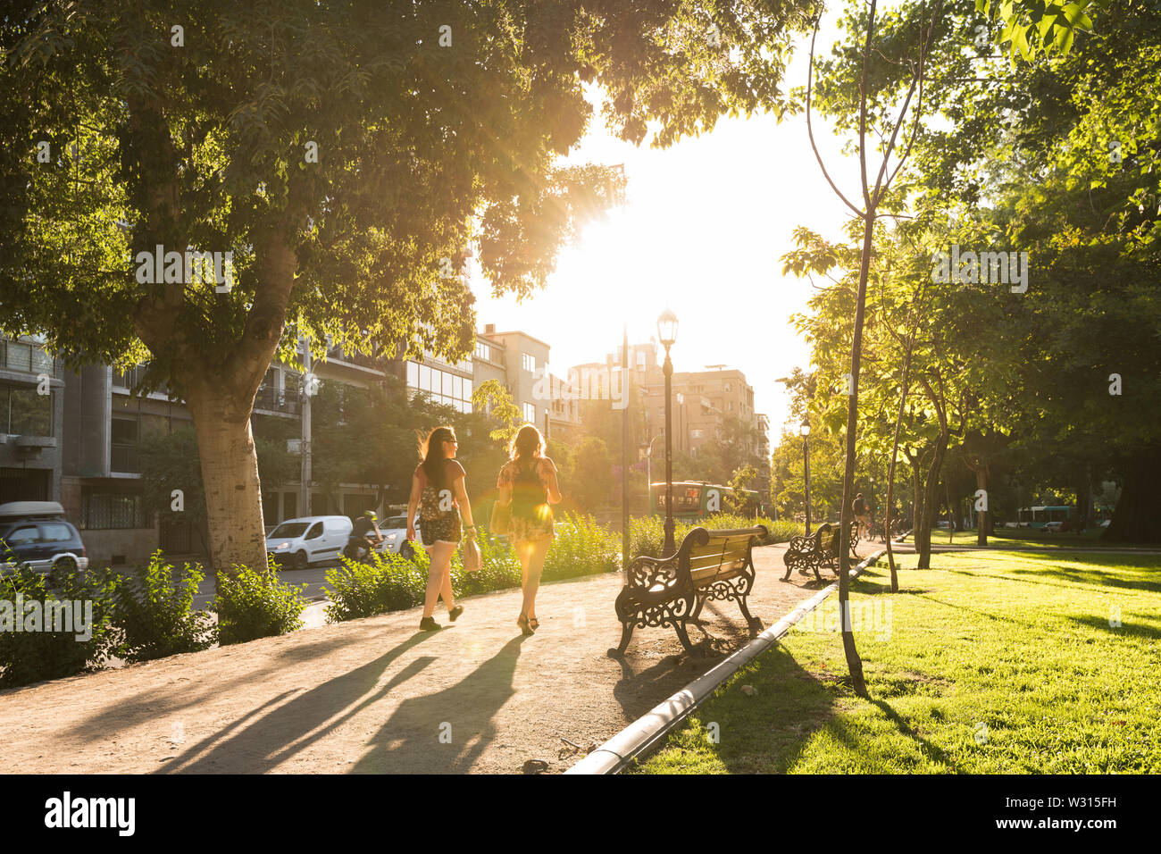 Santiago, Regione Metropolitana, Cile - la gente camminare nel parco Forestal, la più tradizionale parco urbano della città. Foto Stock