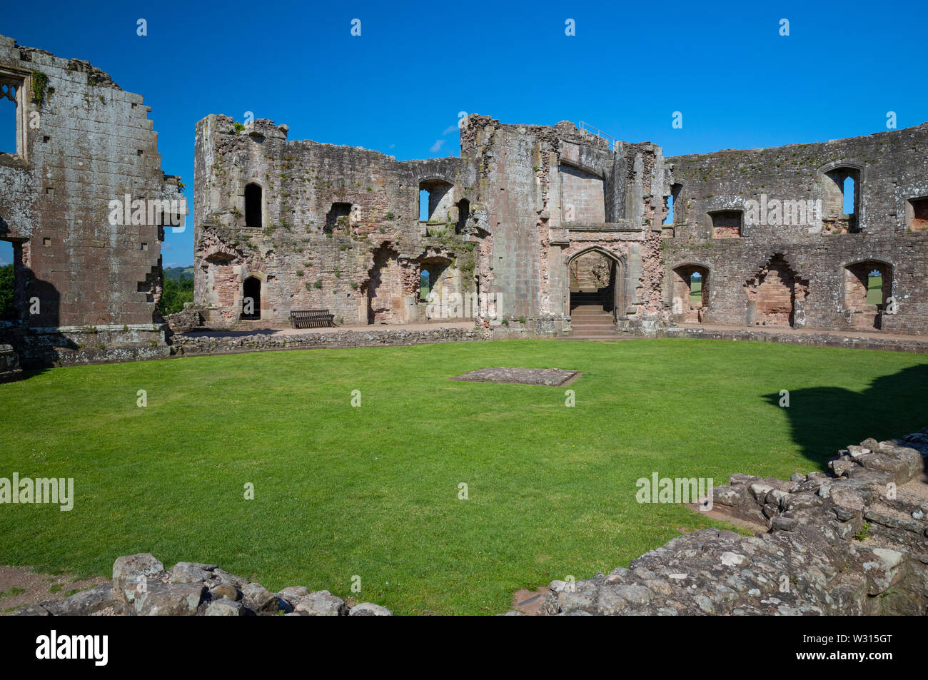 Il Fountain Court a Raglan Castle, Monmouthshire, Wales, Regno Unito Foto Stock