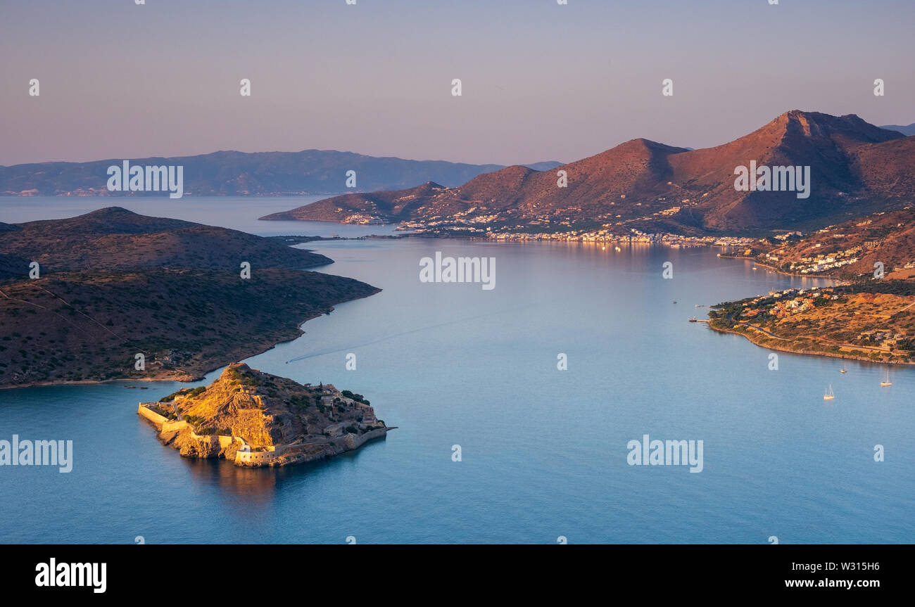 Tramonto sull'isola di Spinalonga in baia Mirabello, Creta, Grecia Foto Stock