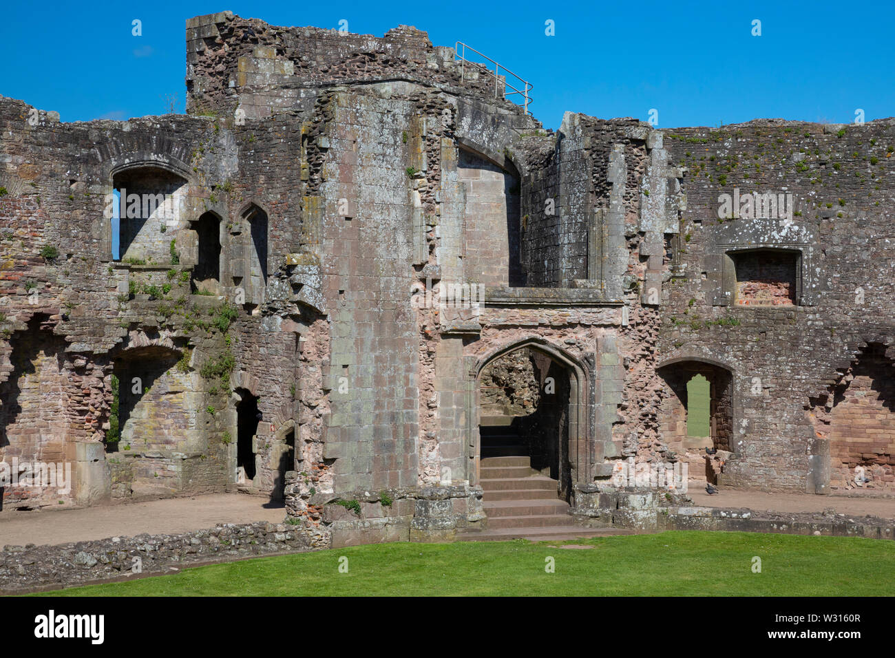 La grande scalinata che conduce giù verso il Fountain Court a Raglan Castle, Monmouthshire, Wales, Regno Unito Foto Stock