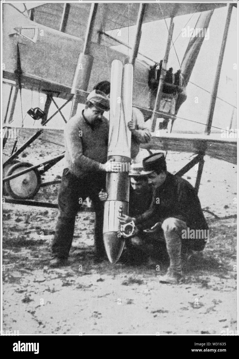 PSM V88 D233 gusci di artiglieria convertito in bombe aeree da parte dei francesi Foto Stock