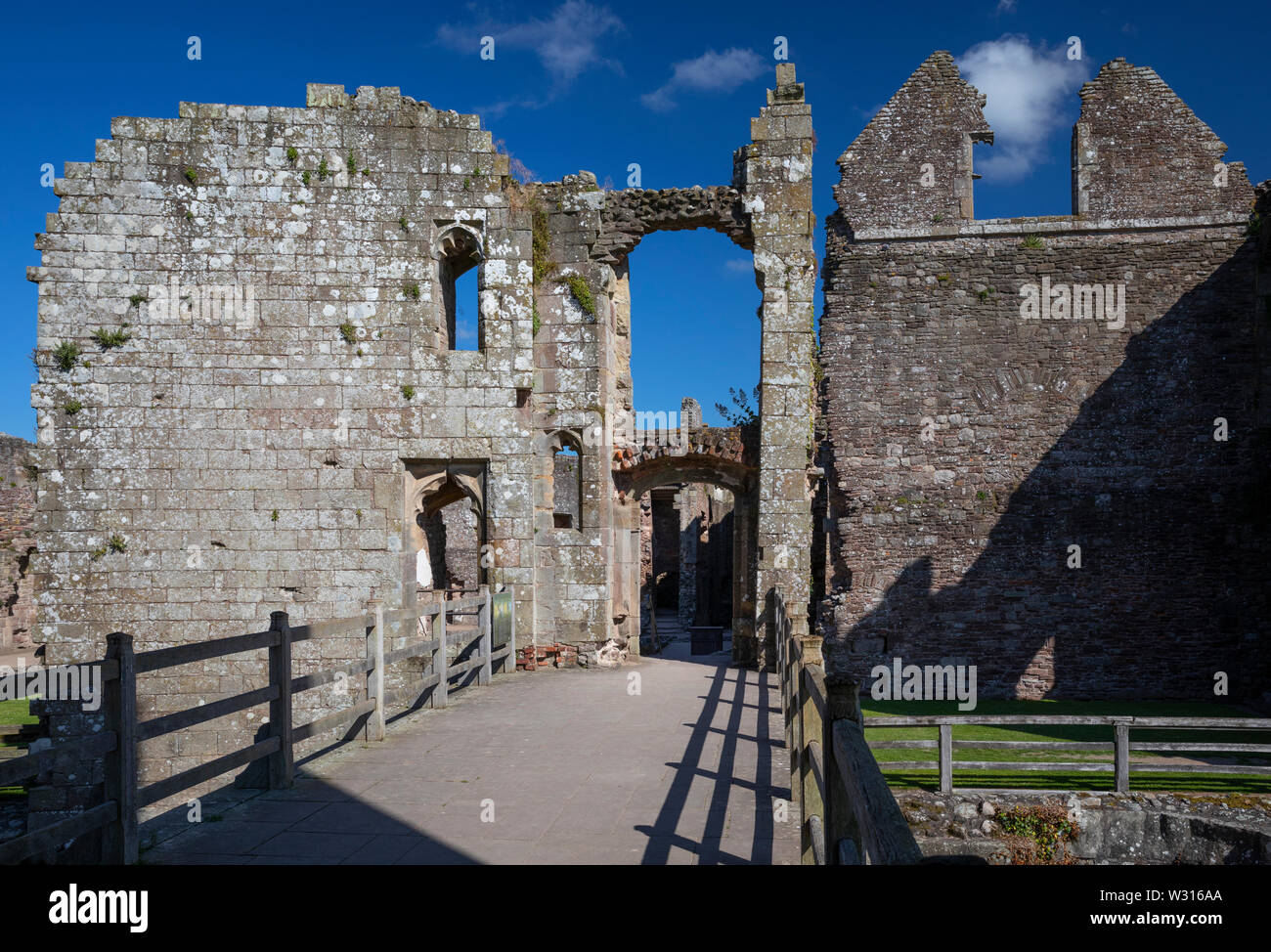 Ponte che collega Raglan Castle con la grande torre, Monmouthshire, Wales, Regno Unito Foto Stock