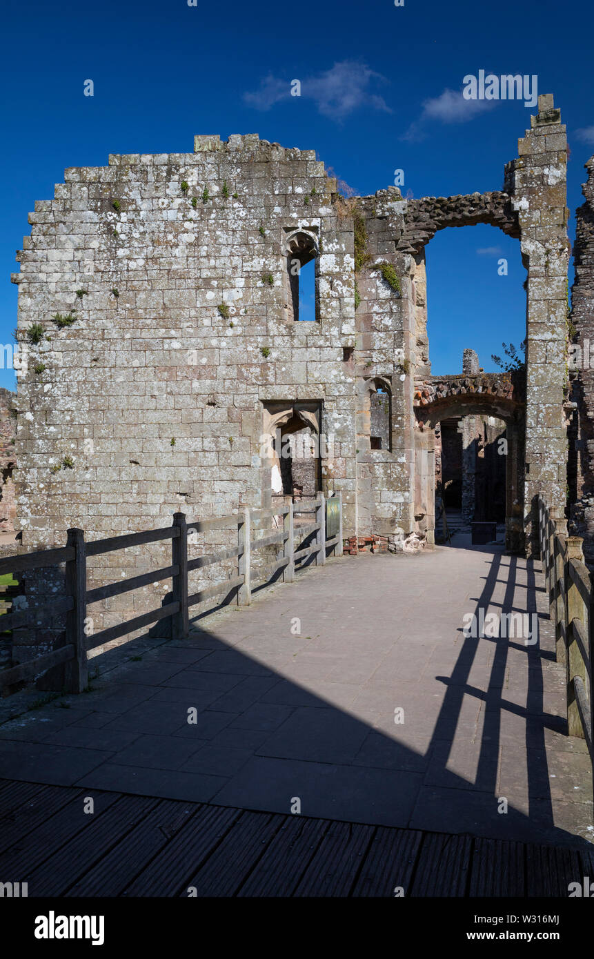 Ponte che collega Raglan Castle con la grande torre, Monmouthshire, Wales, Regno Unito Foto Stock