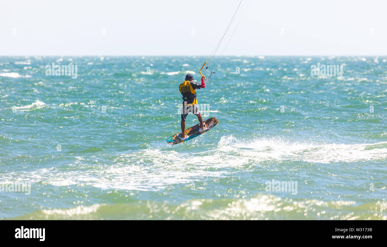 Il kitesurfing salto sul mare Foto Stock