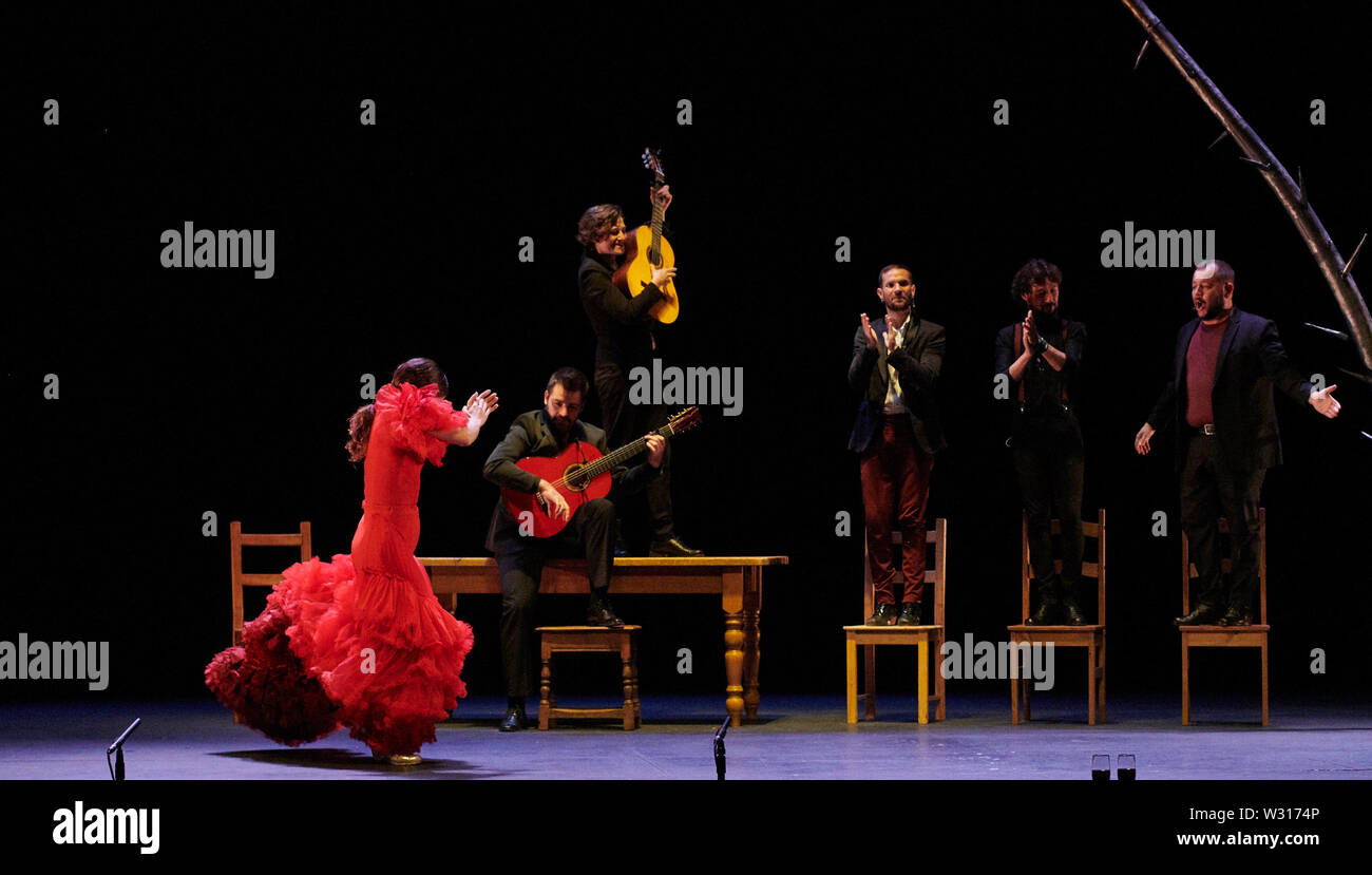 Sadler's Wells, Regno Unito. 11 luglio 2019. Olga Pericet esegue "Thorn che sognava di essere un fiore o il fiore che ha sognato di essere un ballerino" come parte del XVI annuale Festival di Flamenco a Sadler's Wells Theatre, Londra. Credito: Thomas Bowles/Alamy Live News Foto Stock