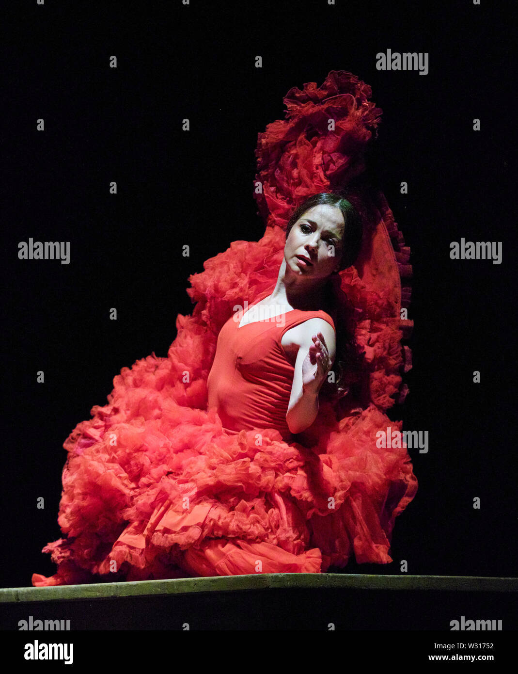 Sadler's Wells, Regno Unito. 11 luglio 2019. Olga Pericet esegue "Thorn che sognava di essere un fiore o il fiore che ha sognato di essere un ballerino" come parte del XVI annuale Festival di Flamenco a Sadler's Wells Theatre, Londra. Credito: Thomas Bowles/Alamy Live News Foto Stock