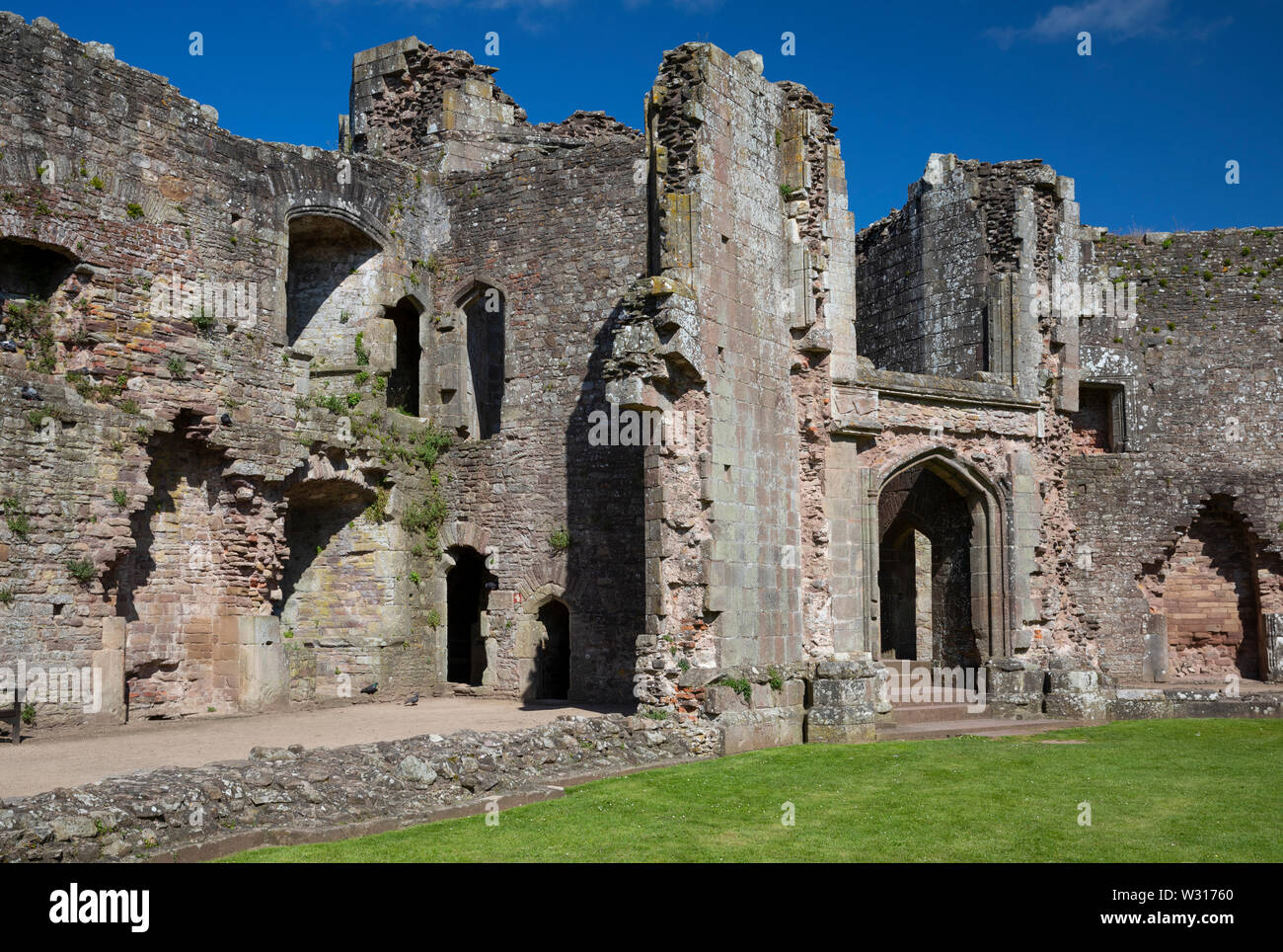 La grande scalinata che conduce giù verso il Fountain Court a Raglan Castle, Monmouthshire, Wales, Regno Unito Foto Stock