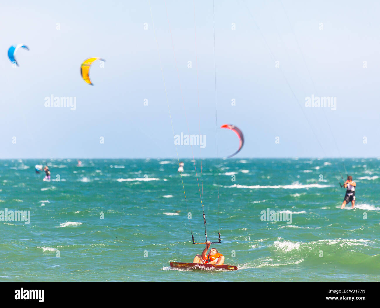 Cade il kite in mare Foto Stock