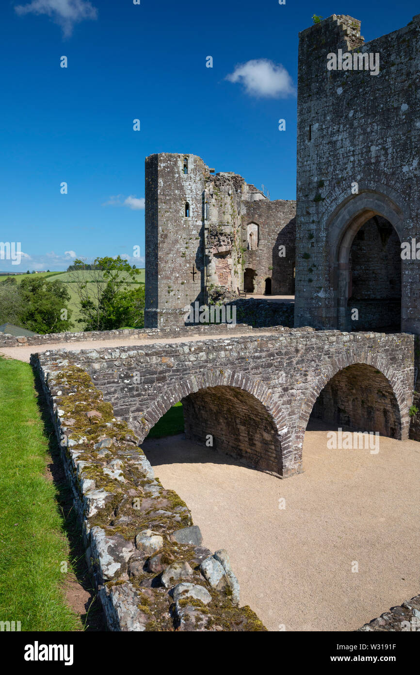Il South Gate bridge a Raglan Castle, Monmouthshire, Wales, Regno Unito Foto Stock
