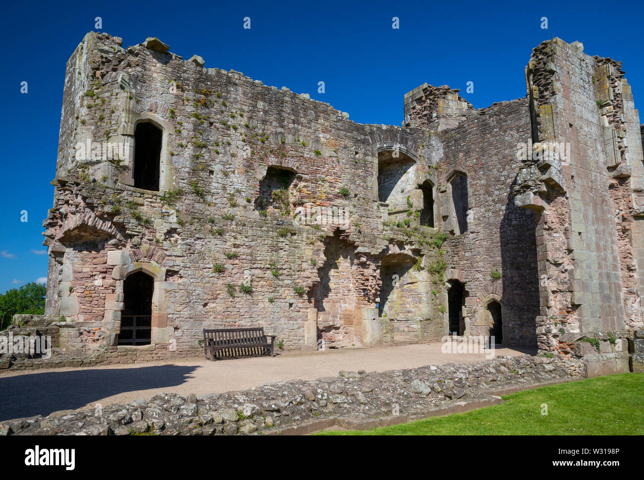 Le camere ospiti dal Fountain Court a Raglan Castle, Monmouthshire, Wales, Regno Unito Foto Stock