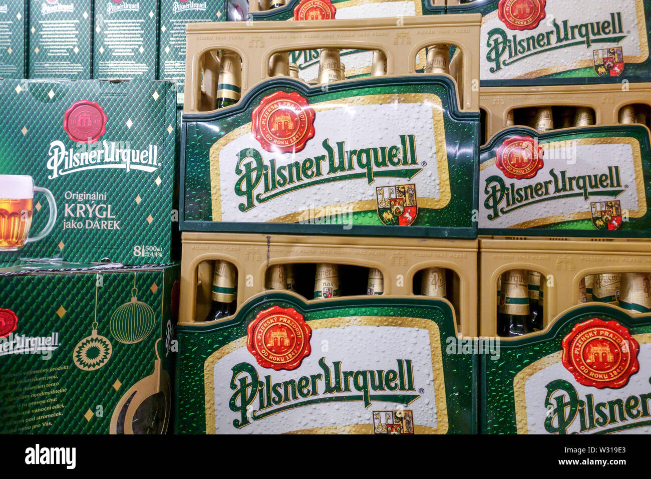 Logo Pilsner Urquell, casse in un supermercato, birra ceca di base dell'economia ceca Foto Stock