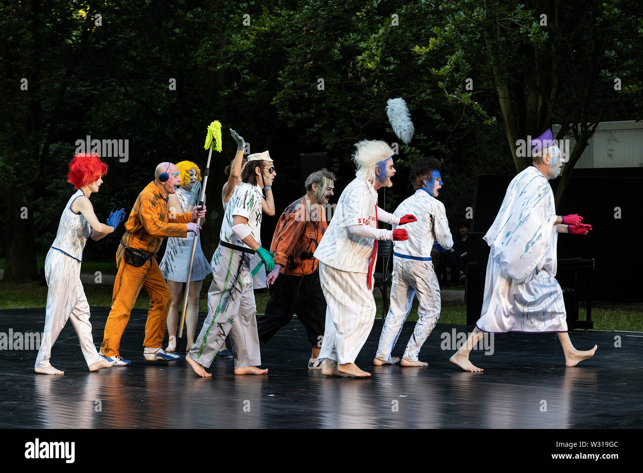 A Mülheim an der Ruhr, Germania. Il 5 luglio 2019. L-R: Simone Thoma, Klaus Herzog, Dagmar Geppart, Fabio Menendez, Steffen Reuber, Erich Cherbalth, Mario Neumann, Rupert J. Seidl. Theater an der Ruhr performes durante la Weiße Nächte stagione in Raffelbergpark Friedrich Dürrenmatt giocare 'Der Besuch der alten Dame' (visita) diretto da Albrecht Hirche. Con Albert Bork (Alfred Ill) e Gabriella Weber (Alte Dame, Claire Zachanassian). Il free open-air spettacoli si svolgono dal 4 al 7 luglio 2019. Foto Stock