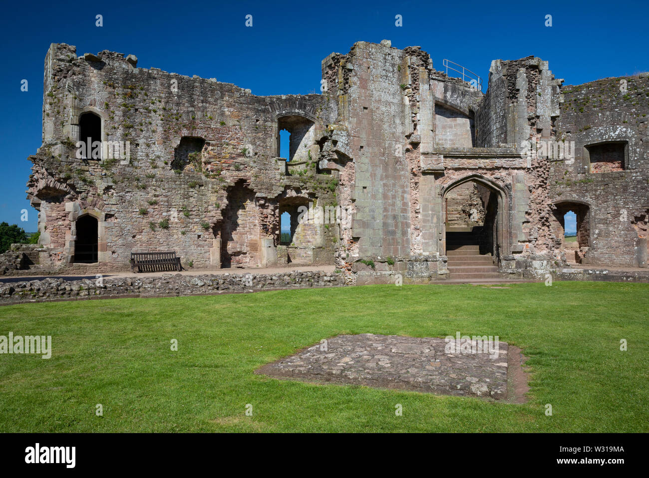 La grande scalinata che conduce giù verso il Fountain Court a Raglan Castle, Monmouthshire, Wales, Regno Unito Foto Stock