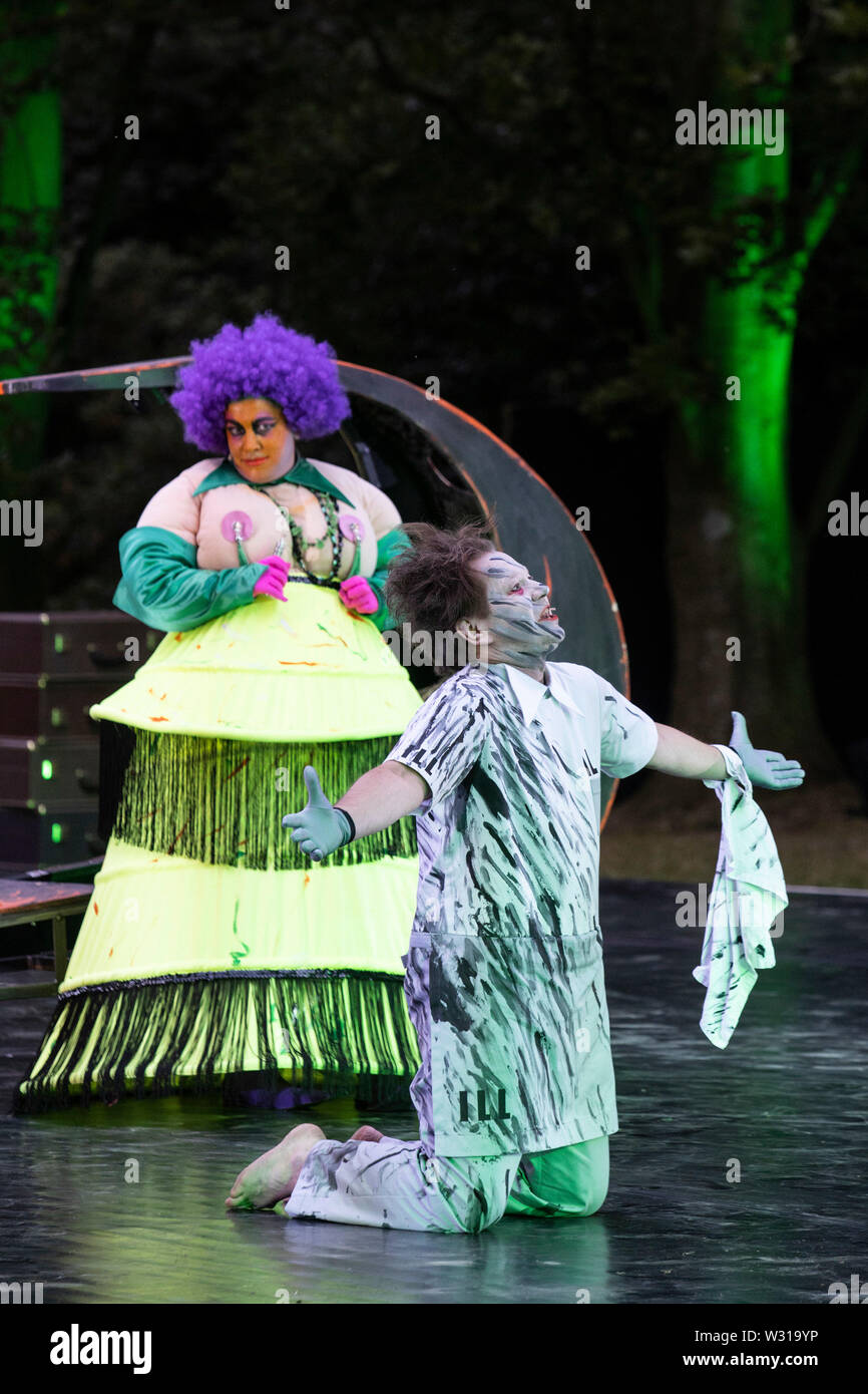 A Mülheim an der Ruhr, Germania. Il 5 luglio 2019. L-R: Gabriella Weber, Albert Bork. Theater an der Ruhr performes durante la Weiße Nächte stagione in Raffelbergpark Friedrich Dürrenmatt giocare 'Der Besuch der alten Dame' (visita) diretto da Albrecht Hirche. Con Albert Bork (Alfred Ill) e Gabriella Weber (Alte Dame, Claire Zachanassian). Il free open-air spettacoli si svolgono dal 4 al 7 luglio 2019. Foto Stock