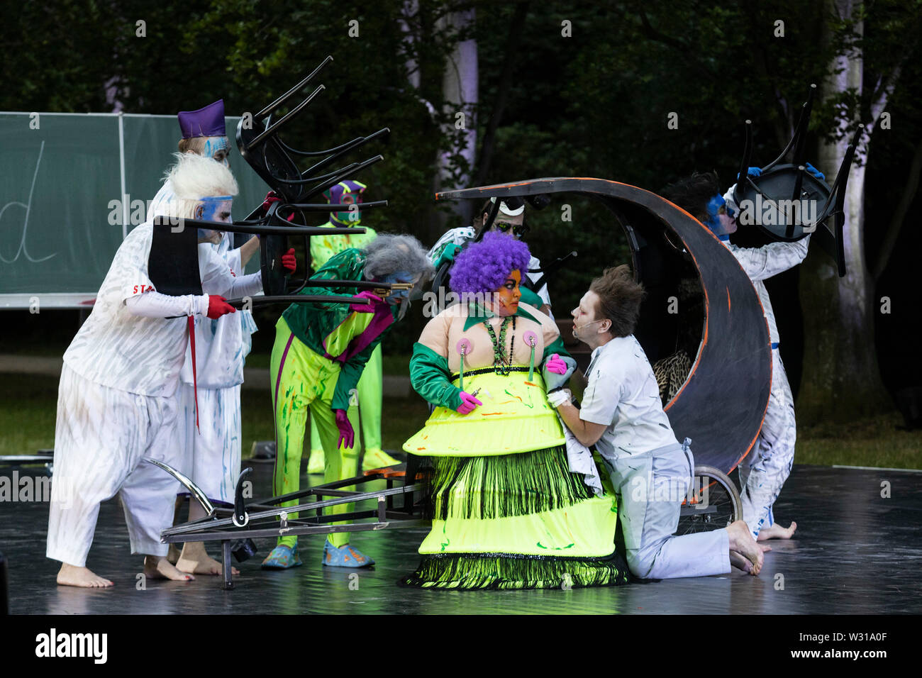 A Mülheim an der Ruhr, Germania. Il 5 luglio 2019. L-R: Erich Cherbalth, Rupert J. Seidl, Helge Salnikau, Gabriella Weber, Albert Bork, Mario Neumann. Theater an der Ruhr performes durante la Weiße Nächte stagione in Raffelbergpark Friedrich Dürrenmatt giocare 'Der Besuch der alten Dame' (visita) diretto da Albrecht Hirche. Con Albert Bork (Alfred Ill) e Gabriella Weber (Alte Dame, Claire Zachanassian). Il free open-air spettacoli si svolgono dal 4 al 7 luglio 2019. Foto Stock