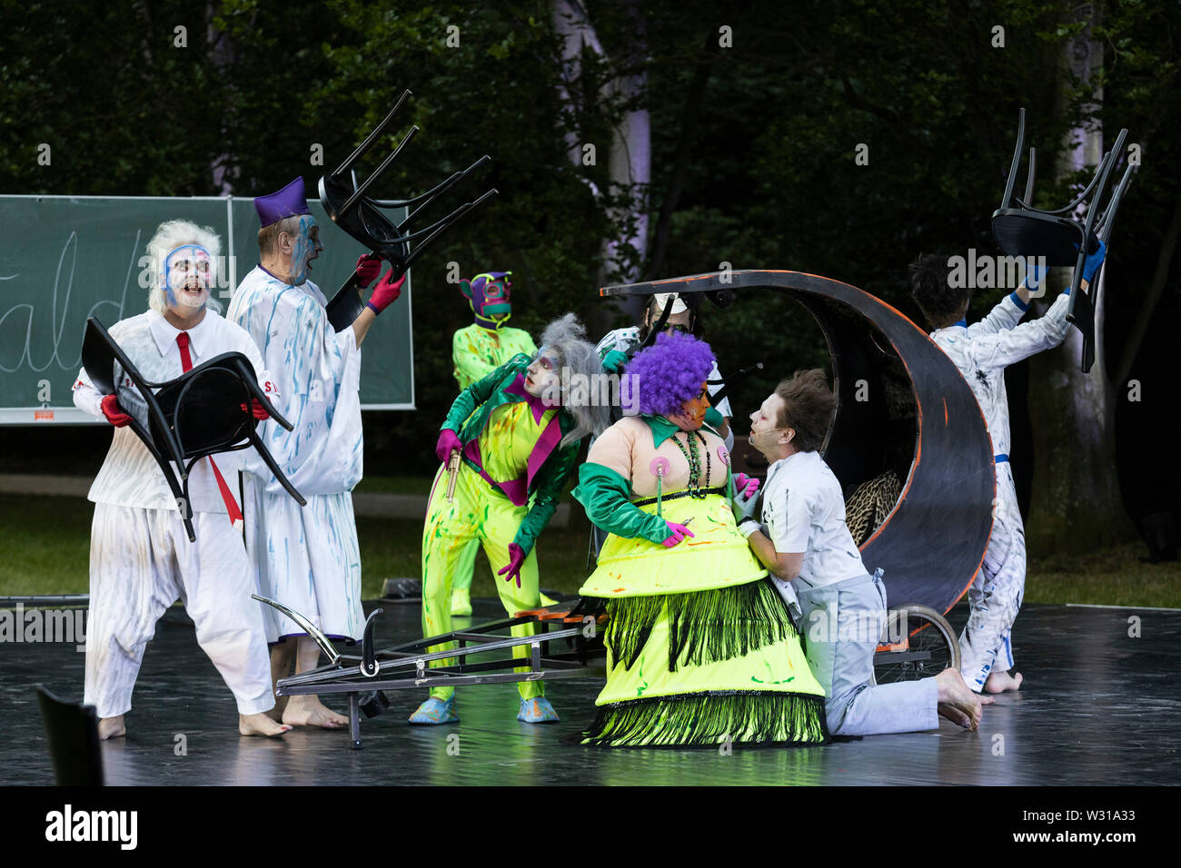 A Mülheim an der Ruhr, Germania. Il 5 luglio 2019. L-R: Erich Cherbalth, Rupert J. Seidl, Helge Salnikau, Gabriella Weber, Albert Bork, Mario Neumann. Theater an der Ruhr performes durante la Weiße Nächte stagione in Raffelbergpark Friedrich Dürrenmatt giocare 'Der Besuch der alten Dame' (visita) diretto da Albrecht Hirche. Con Albert Bork (Alfred Ill) e Gabriella Weber (Alte Dame, Claire Zachanassian). Il free open-air spettacoli si svolgono dal 4 al 7 luglio 2019. Foto Stock