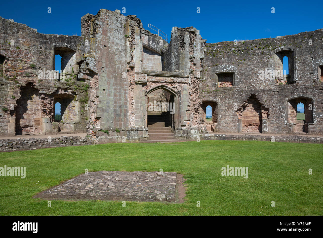 La grande scalinata che conduce giù verso il Fountain Court a Raglan Castle, Monmouthshire, Wales, Regno Unito Foto Stock