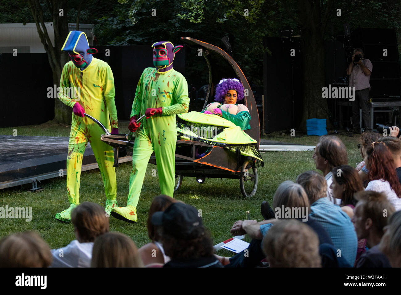 A Mülheim an der Ruhr, Germania. Il 5 luglio 2019. Nella foto: Gabriella Weber mit Michael Friedrich und Martin Schoop-Clasen. Theater an der Ruhr performes durante la Weiße Nächte stagione in Raffelbergpark Friedrich Dürrenmatt giocare 'Der Besuch der alten Dame' (visita) diretto da Albrecht Hirche. Con Albert Bork (Alfred Ill) e Gabriella Weber (Alte Dame, Claire Zachanassian). Il free open-air spettacoli si svolgono dal 4 al 7 luglio 2019. Foto Stock