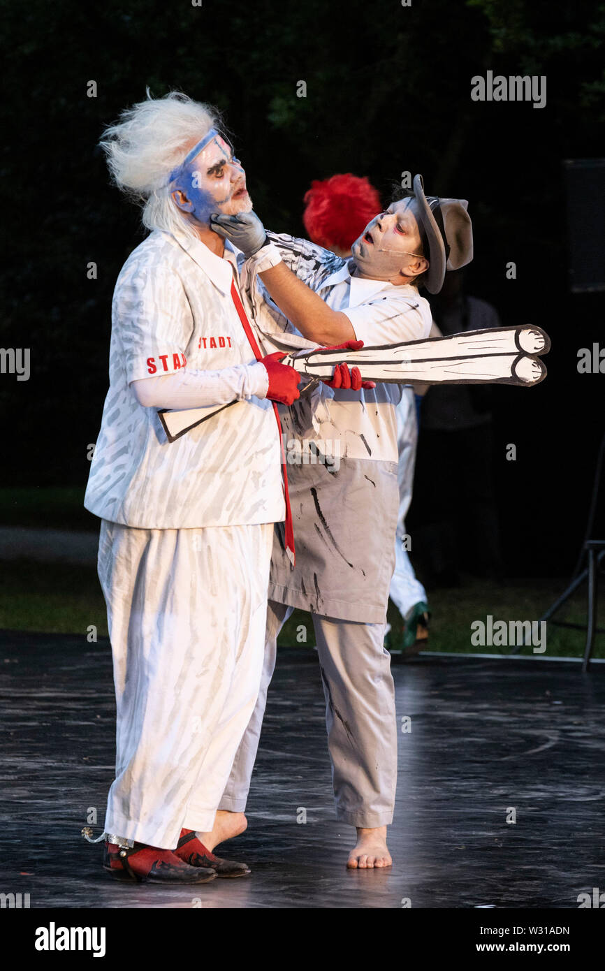 A Mülheim an der Ruhr, Germania. Il 5 luglio 2019. L-R: Erich Cherbalth, Albert Bork. Theater an der Ruhr performes durante la Weiße Nächte stagione in Raffelbergpark Friedrich Dürrenmatt giocare 'Der Besuch der alten Dame' (visita) diretto da Albrecht Hirche. Con Albert Bork (Alfred Ill) e Gabriella Weber (Alte Dame, Claire Zachanassian). Il free open-air spettacoli si svolgono dal 4 al 7 luglio 2019. Foto Stock